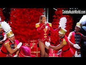 Mariah Carey Sexy scene in Divas Holiday: Unsilent Night (2016) 4