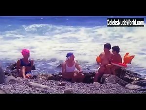 Adriana Russo Explicit , Beach In Ricchi, ricchissimi... praticamente in mutande (1982) 11