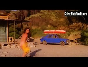 Adriana Russo Explicit , Beach In Ricchi, ricchissimi... praticamente in mutande (1982) 16