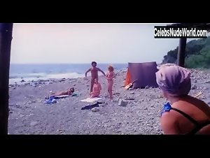 Adriana Russo Explicit , Beach In Ricchi, ricchissimi... praticamente in mutande (1982) 3