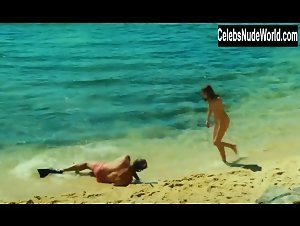 Agnes Soral Beach , Outdoor Nudity In Un moment d'egarement (1977) 15