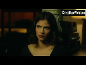 Alba Galocha  in Plan de fuga (2016) scene 1 9