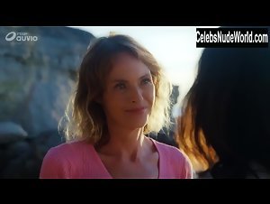 Alexandra Vandernoot in Noces Rouges (series) (2018) 7
