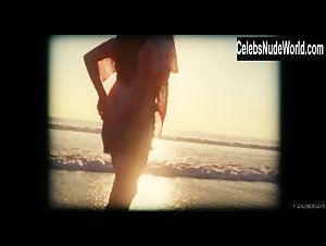Amanda Seyfried Outdoor , Beach In Lovelace (2013) 5