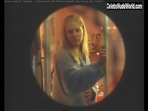 Anna Carlsson boobs , Voyeur in Sophie - Schlauer als die Polizei erlaubt (series) (1997) 10