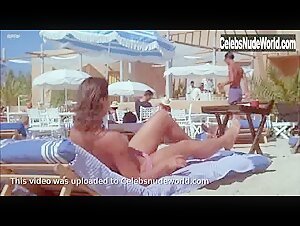 Barbara Nielsen Beach , Public Nudity in L'annee des meduses (1984) 12