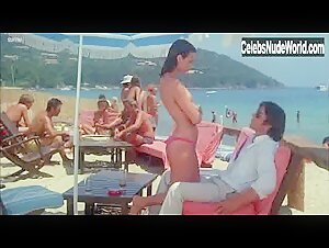 Barbara Nielsen Beach , Public Nudity in L'annee des meduses (1984) 2