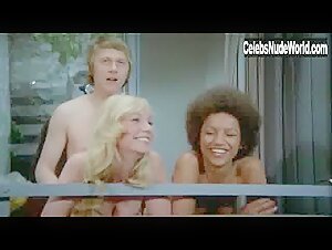 Birte Tove Blonde , boobs in Tandlaege pa sengekanten (1971) 17