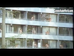 Birte Tove Blonde , boobs in Tandlaege pa sengekanten (1971) 19