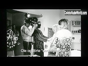 Birte Tove Explicit , Blonde in Tandlaege pa sengekanten (1971) 13
