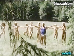 Brigitte Lahaie Outdoor , Bouncing boobs in Sechs Schwedinnen im Pensionat (1979) 11