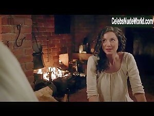 Caitriona Balfe Kissing , Big Butt in Outlander (series) (2014) 2