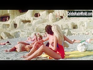 Daryl Hannah Blonde , Beach in Summer Lovers (1982) 4