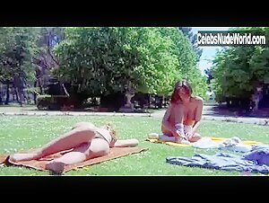 Eva Robin Blonde , Outdoor in Le c... de Marilyne (1980) 12