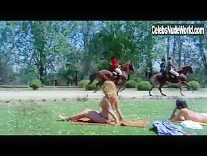 Eva Robin Blonde , Outdoor in Le c... de Marilyne (1980) 6
