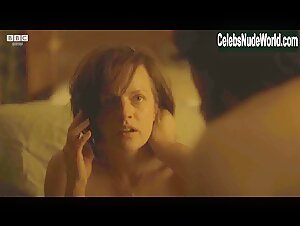 Elisabeth Moss Brunette , Explicit in Top of the Lake (series) (2013) 9