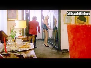Edwige Fenech in La moglie in vacanza... l'amante in citta (1980) 10