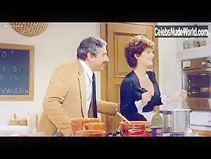 Edwige Fenech in La moglie in vacanza... l'amante in citta (1980) 2