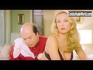 Edwige Fenech in La moglie in vacanza... l'amante in citta (1980) 4