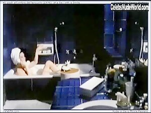 Edwige Fenech Sexy Dress , Bathtub in 40 gradi all'ombra del lenzuolo (1976) 17