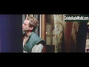 Gwyneth Paltrow in Shakespeare in Love (1998) 18