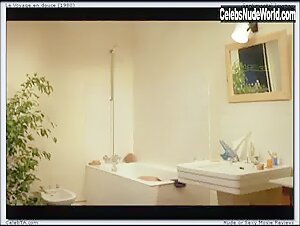 Geraldine Chaplin Explicit , Bathtub in Le voyage en douce (1980) 11