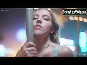 Hunter Schafer Cleavage , Kissing in Euphoria (series) (2019) 9