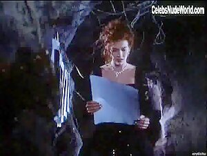 Jenna Bodnar in Huntress: Spirit of the Night (1995) 18
