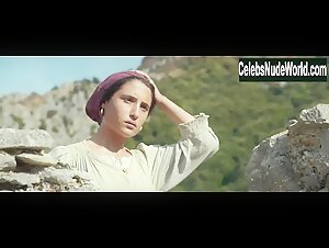 Jenna Thiam in Capri-Revolution (2018) 3
