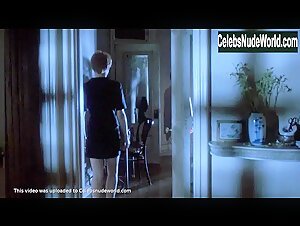 Jennifer Jason Leigh Bathtub , boobs in Single White Female (1992) 10