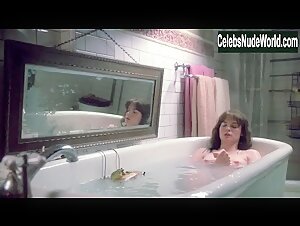 Jennifer Jason Leigh Bathtub , boobs in Single White Female (1992) 2