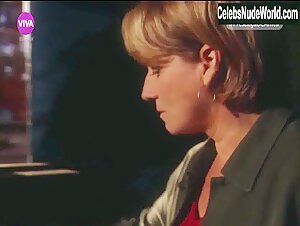 Joanna Tristao  in Presenca de Anita (series) (2001) scene 1 2