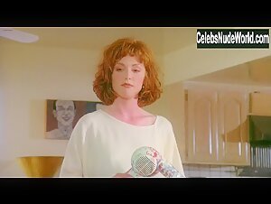 Julianne Moore in Short Cuts (1993) 16