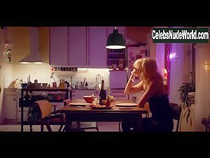 Julia Ragnarsson Kissing , Blonde in Fartblinda (series) (2019) 2