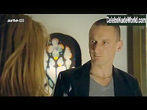 Karolina Lodyga Gets Undressed , boobs in Im Angesicht des Verbrechens (series) (2010) 10
