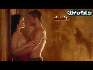 Katrina Law Kissing , Couple in Spartacus: Blood and Sand (series) (2010) 7