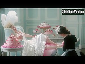Kirsten Dunst in Marie Antoinette (2006) 1