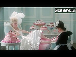 Kirsten Dunst in Marie Antoinette (2006) 2