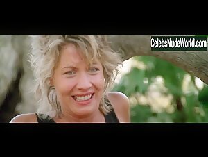 Linda Kozlowski in Crocodile Dundee (1986) 14