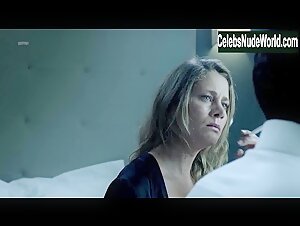 Lisi Linder in La victima numero 8 (series) (2018) 18