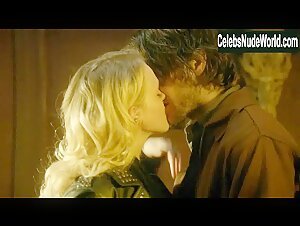 Madeline Brewer Blonde , Kissing in Hemlock Grove (series) (2013) 5