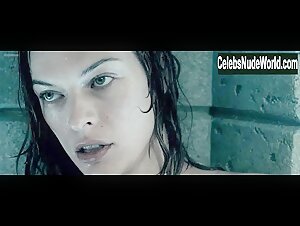 Milla Jovovich in Resident Evil: Apocalypse (2004) 16