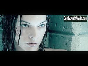 Milla Jovovich in Resident Evil: Apocalypse (2004) 17