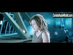 Milla Jovovich in Resident Evil: Apocalypse (2004) 5