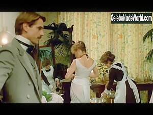 Ornella Muti Costume , Corset in Un amour de Swann (1984) 4