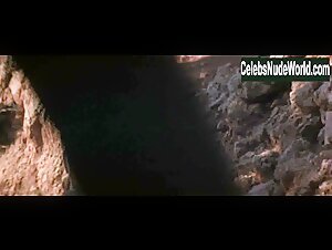 Penelope Cruz Kissing , Outdoor in Captain Corelli's Mandolin (2001) 13