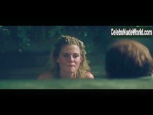Rachael Taylor nude, bathtub scene in Gold (2016) 15