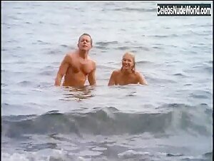 Sheryl Lee Outdoor , Beach scene in Kiss the Sky (1999) 11