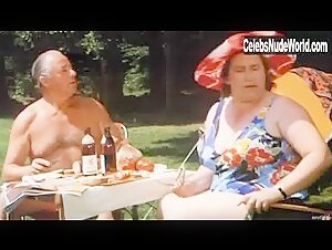 Sybil Danning Bikini , Outdoor in Blutjung und liebeshungrig (1972) 19