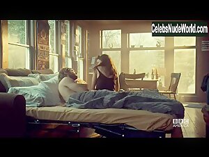 Tatiana Maslany in Orphan Black (series) (2013) 19
